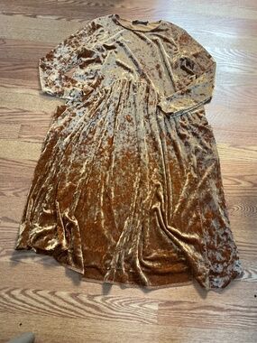Solika Gold Crushed Velvet Long Sleeve Midi Dress Size M